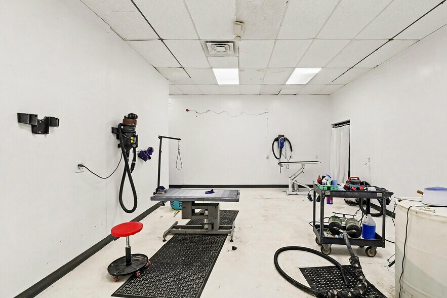 More Photos Of 302-306 S Cedar St, Mason Freestanding For Sale