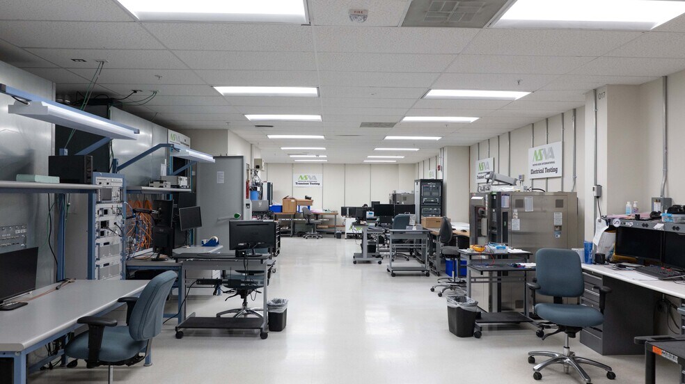 More Photos Of 600 Wilshire Dr, Troy Office For Sale