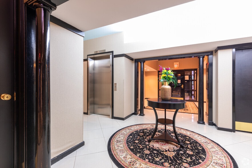 More Photos Of 9400 Williamsburg Plaza, Louisville Office For Lease