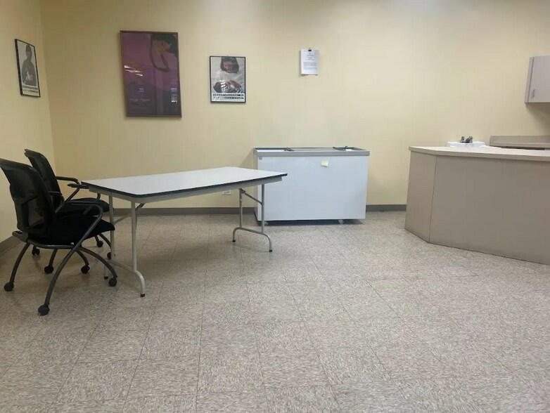 More Photos Of 416 E 43rd St, Chicago Convenience Store For Lease