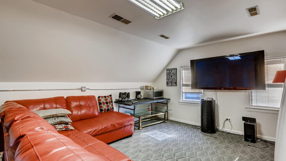 More Photos Of 231 N Milwaukee Ave, Wheeling Freestanding For Sale