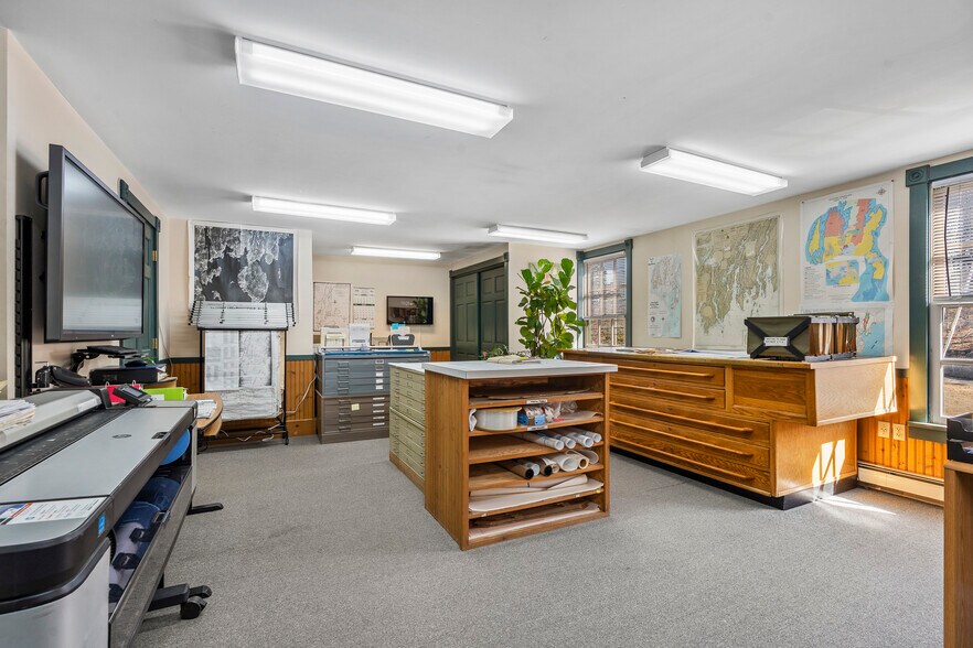 More Photos Of 1037 Wiscasset rd, Boothbay Flex For Sale