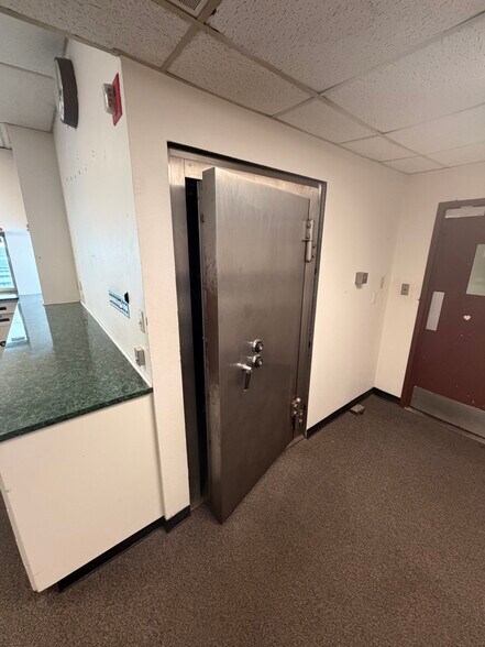More Photos Of 132 W 7th St, Odessa Specialty For Lease