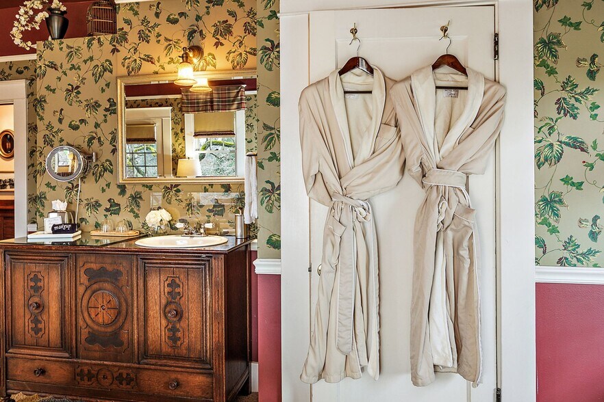 More Photos Of 455 N Oregon St, Jacksonville Hospitality For Sale