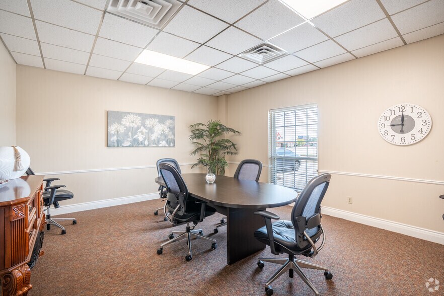 More Photos Of 905 N Logan St, Texas City Office For Sale