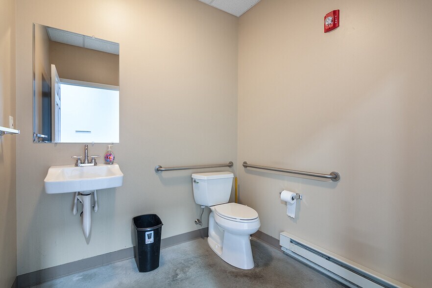 More Photos Of 376 Dry Bridge Rd, North Kingstown Warehouse For Sale