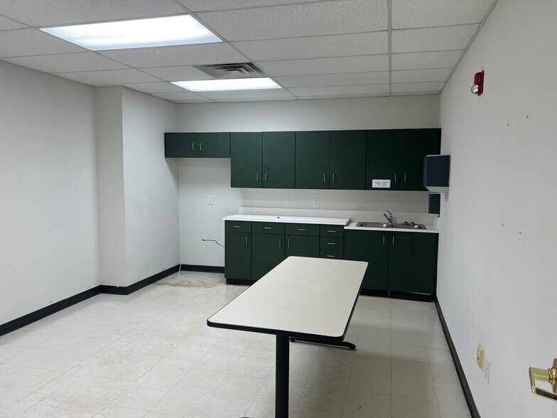 More Photos Of 616 Industrial Ave, Greensboro Flex For Lease