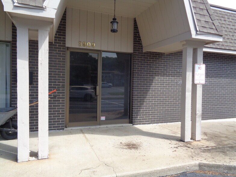 More Photos Of 3903-3913 S Lynn Ct, Independence Office For Sale