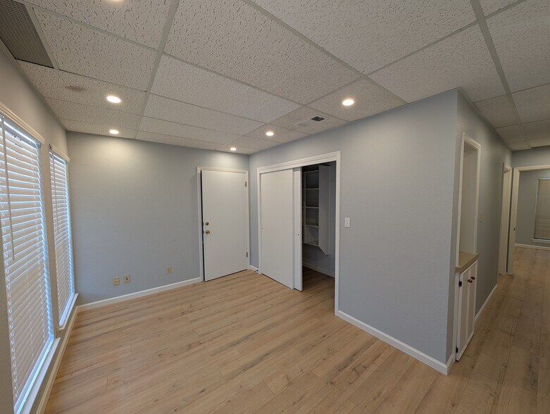 More Photos Of 5758 Balcones Dr, Austin Office For Lease