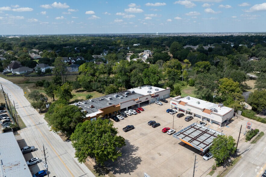 More Photos Of 811 Avenue D, Katy Storefront For Lease