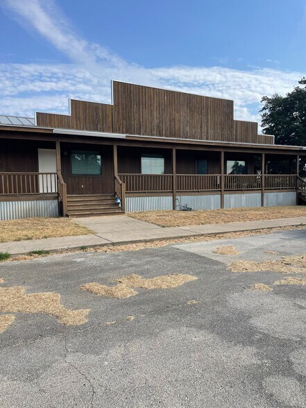 More Photos Of 902 13th St, Blanco Showroom For Sale