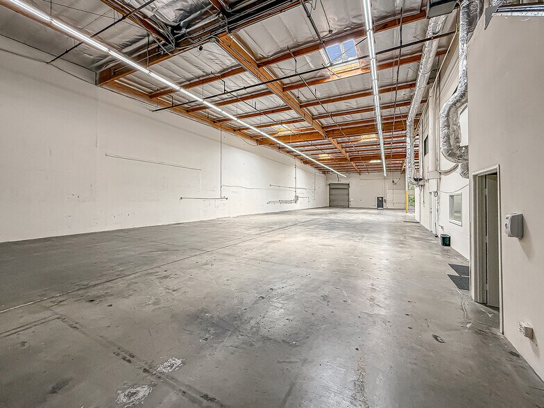More Photos Of 9420 Chivers Ave, Sun Valley Warehouse For Lease