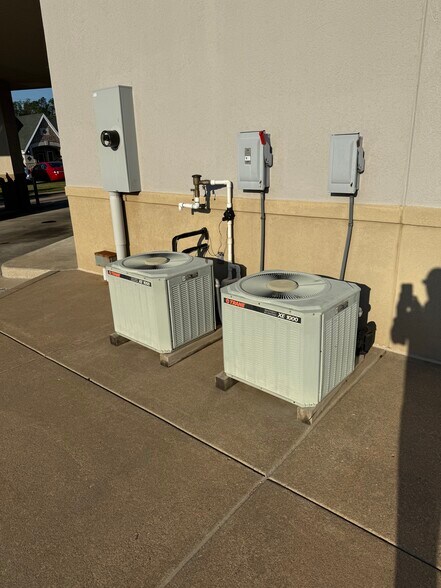 More Photos Of 1306 N Woodlawn St, Wichita Bank For Lease