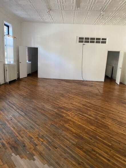 More Photos Of 466 Seneca Ave, Ridgewood Apartments For Lease