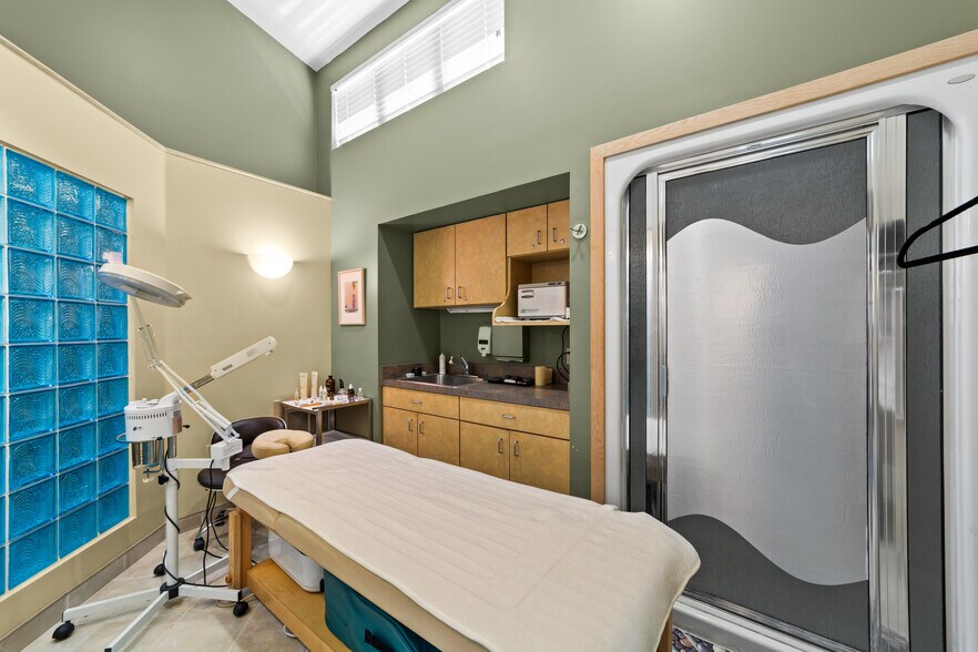 More Photos Of 6071 Old Middle Ridge Rd, Lorain Office For Sale