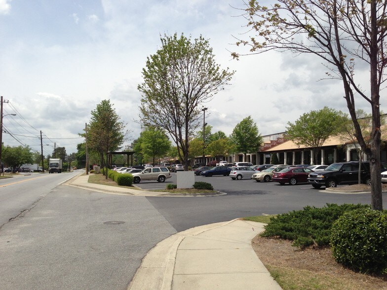 More Photos Of 5522 New Peachtree Rd, Chamblee General Retail For Lease