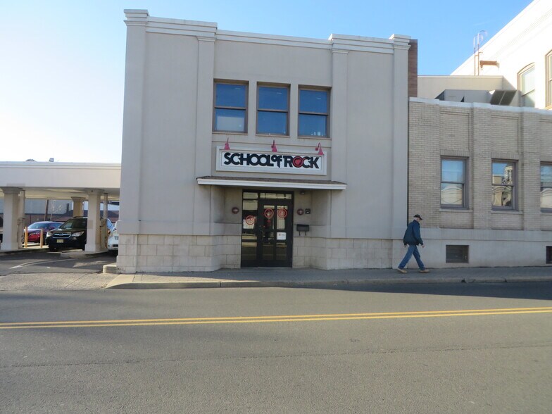 More Photos Of 1 W Main St, Somerville Freestanding For Lease