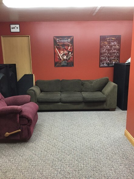 More Photos Of 34 Stonehill Rd, Oswego Warehouse For Lease