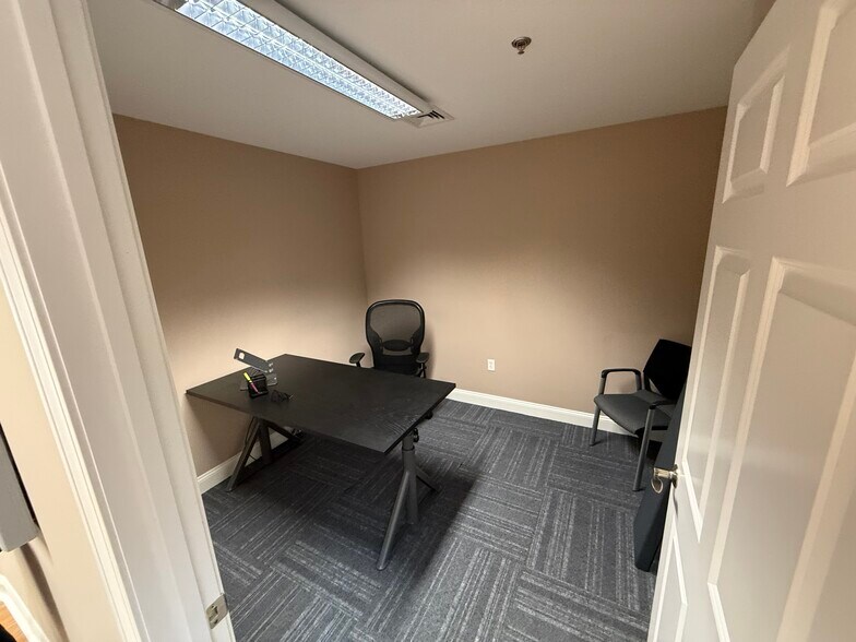 More Photos Of 127 Rockingham Rd, Windham Office For Lease