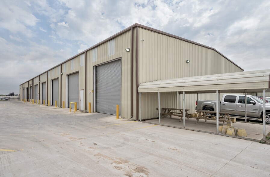 More Photos Of 2507 E Expressway 83, Donna Warehouse For Lease