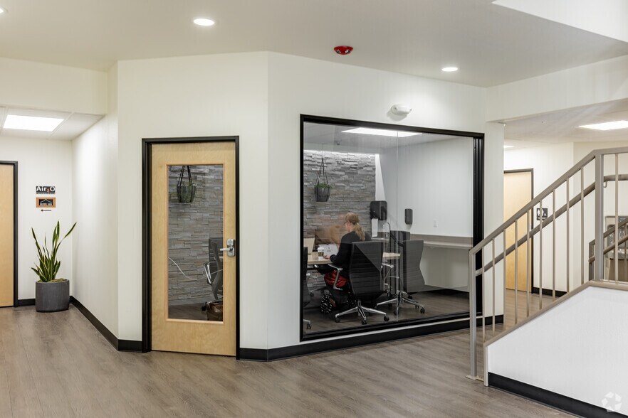 More Photos Of 25195 SW Parkway Ave, Wilsonville Office For Lease