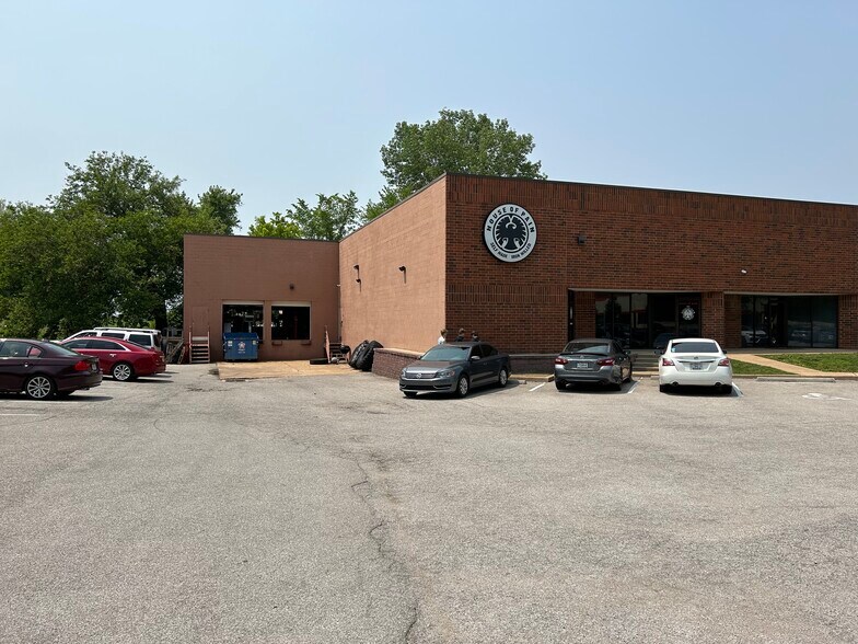 More Photos Of 251-253 Chesterfield Industrial Blvd, Chesterfield Warehouse For Sale