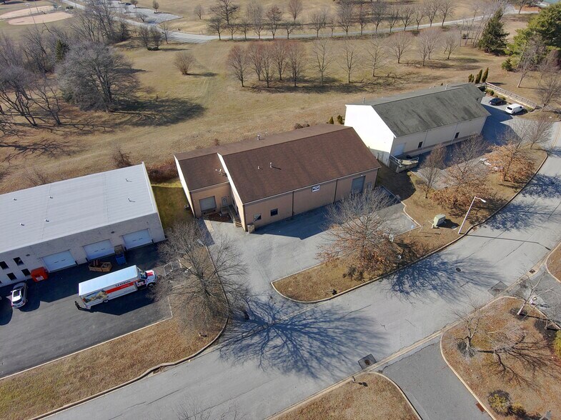 More Photos Of 4 Lewis Cir, Wilmington Warehouse For Lease