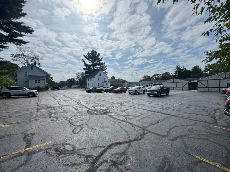 More Photos Of 444 S Meridian St, Ravenna Medical For Sale