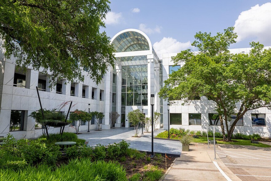 More Photos Of 5000 Plaza On The Lake Dr, Austin Coworking Space