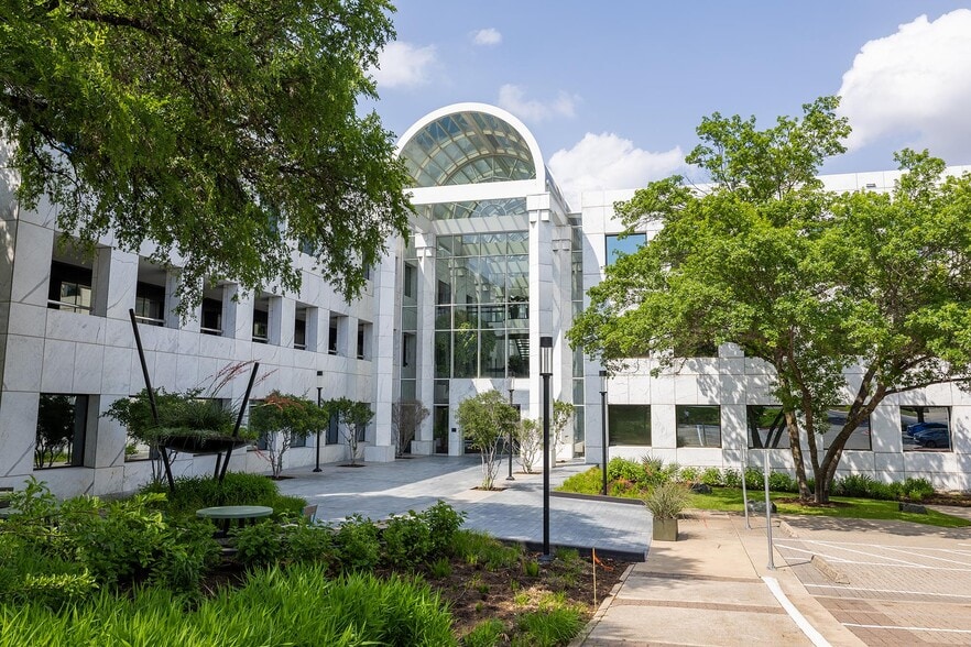 More Photos Of 5000 Plaza On The Lake Dr, Austin Coworking Space