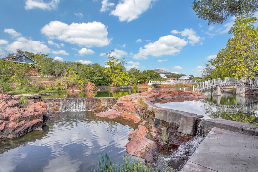 More Photos Of 140 E Lake Dr, Medicine Park Restaurant For Sale