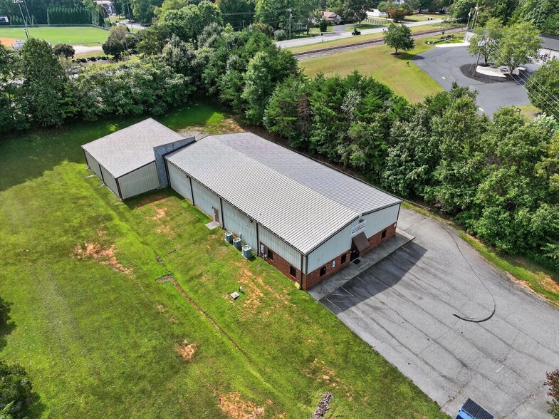 More Photos Of 215 Peddycord Park Ct, Kernersville Warehouse For Lease