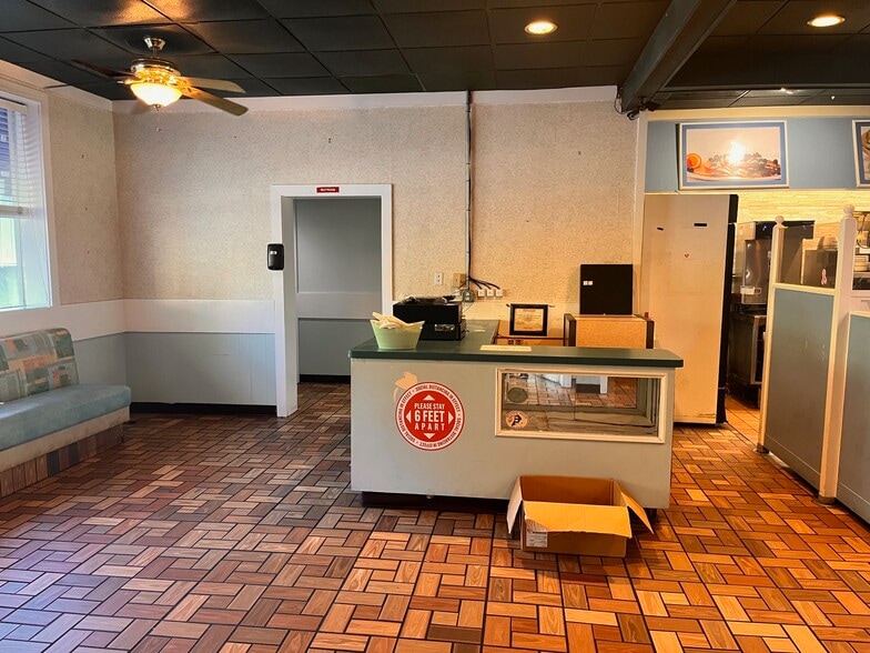 More Photos Of 2 Regency Pky, Hilton Head Island Restaurant For Sale