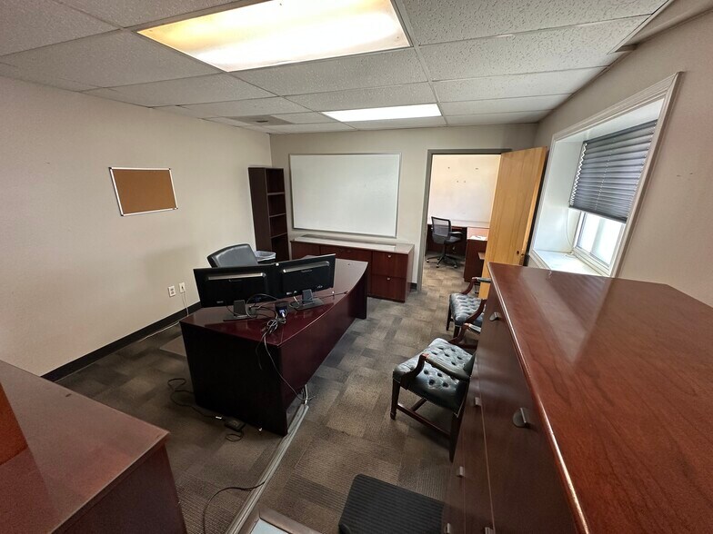 More Photos Of 8271 Brock Bridge Rd, Laurel Warehouse For Lease