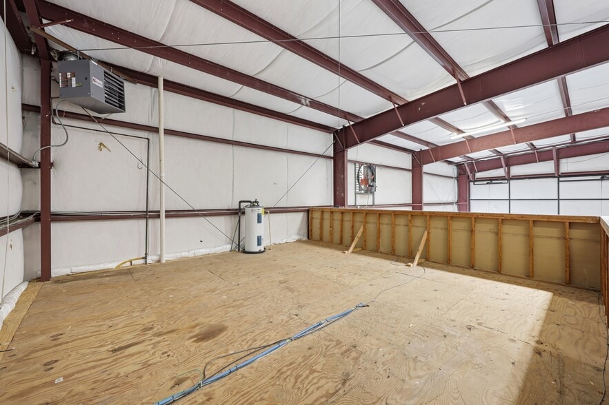 More Photos Of 1131 Memorial Dr, Greenville Airplane Hangar For Lease