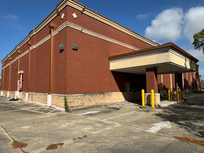 More Photos Of 9006 Greenwell Springs Rd, Baton Rouge Drugstore For Sale