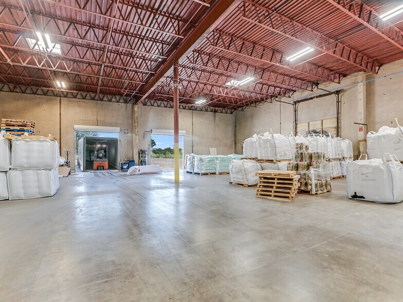 More Photos Of 414 Vera Cruz, San Antonio Warehouse For Lease