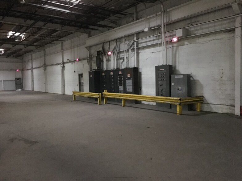 More Photos Of 333 W Washington Blvd, Mundelein Manufacturing For Sale