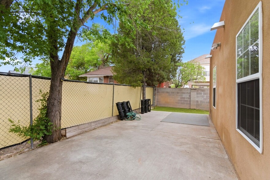 More Photos Of 615 Keleher Ave NW, Albuquerque Flex For Sale
