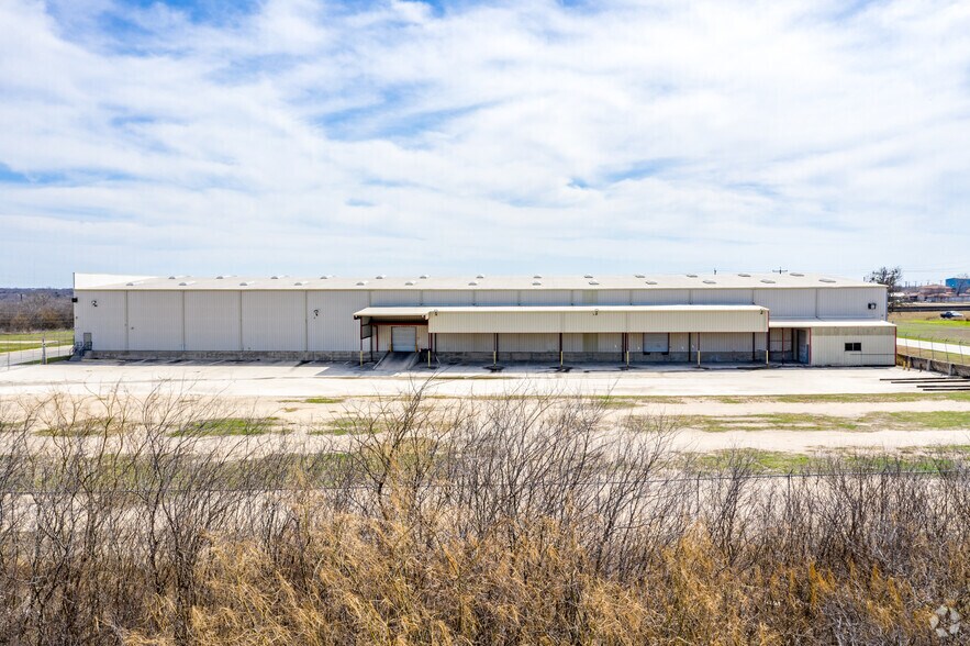 More Photos Of 5885 E Houston St, San Antonio Warehouse For Lease
