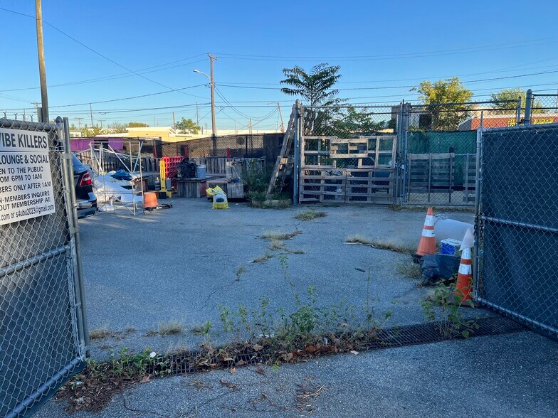 More Photos Of 1609 Northeast Blvd, Wilmington Restaurant For Lease