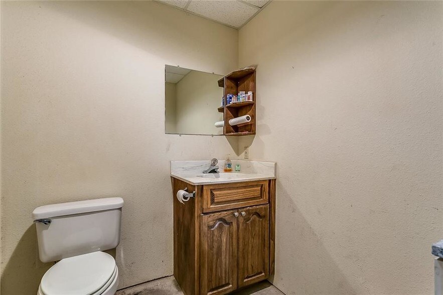 More Photos Of 401 Western Hills Trl, Granbury Warehouse For Sale
