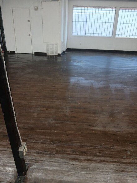 More Photos Of 6111 SRL Thornton Freeway, Dallas General Retail For Lease