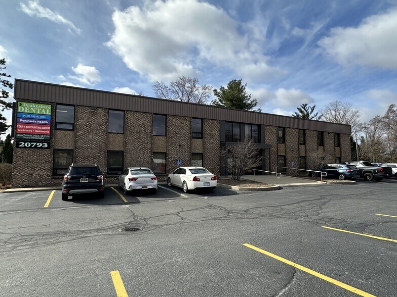 More Photos Of 20793 Farmington Rd, Farmington Hills Medical For Lease