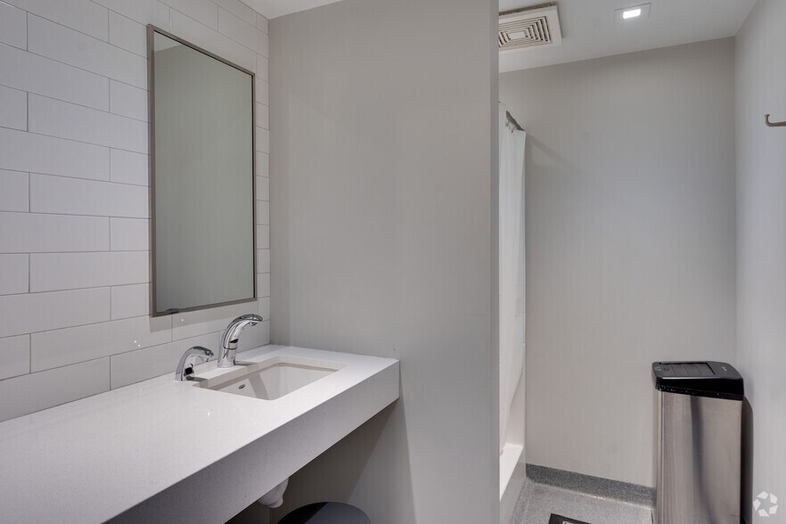 More Photos Of 600 W Fulton St, Chicago Office Residential For Sale
