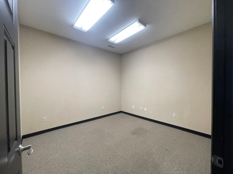 More Photos Of 2585 Eastwood Dr, Columbus Office For Lease