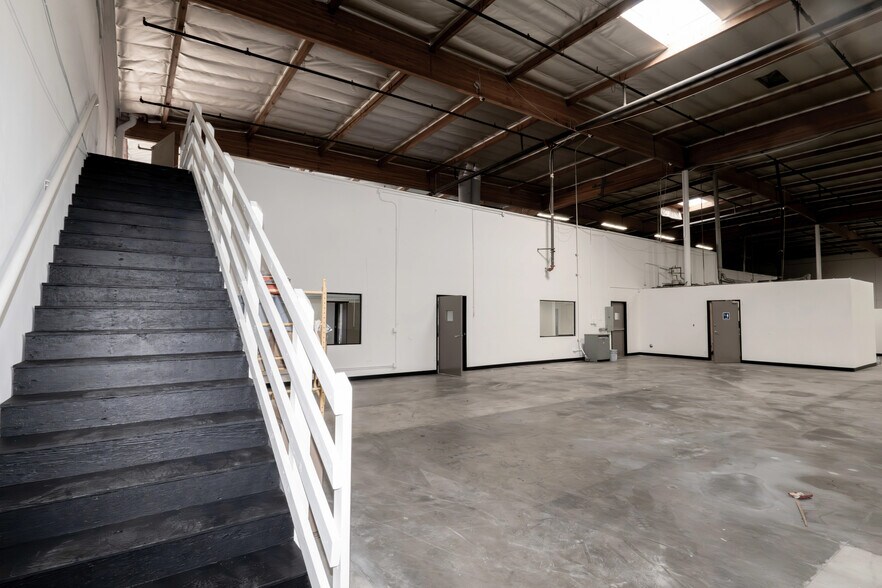 More Photos Of 601 S Dupont Ave, Ontario Warehouse For Sale