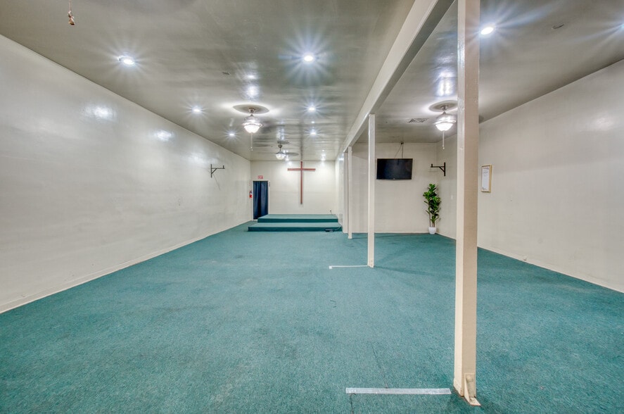 More Photos Of 11123 S Western Ave, Los Angeles Office For Sale