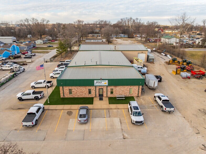 More Photos Of 1621 Se Summit St, Lee's Summit Light Distribution For Lease