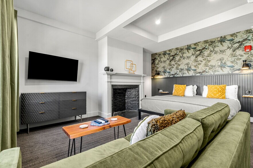 More Photos Of 409 The Hill, Portsmouth Hotel For Sale